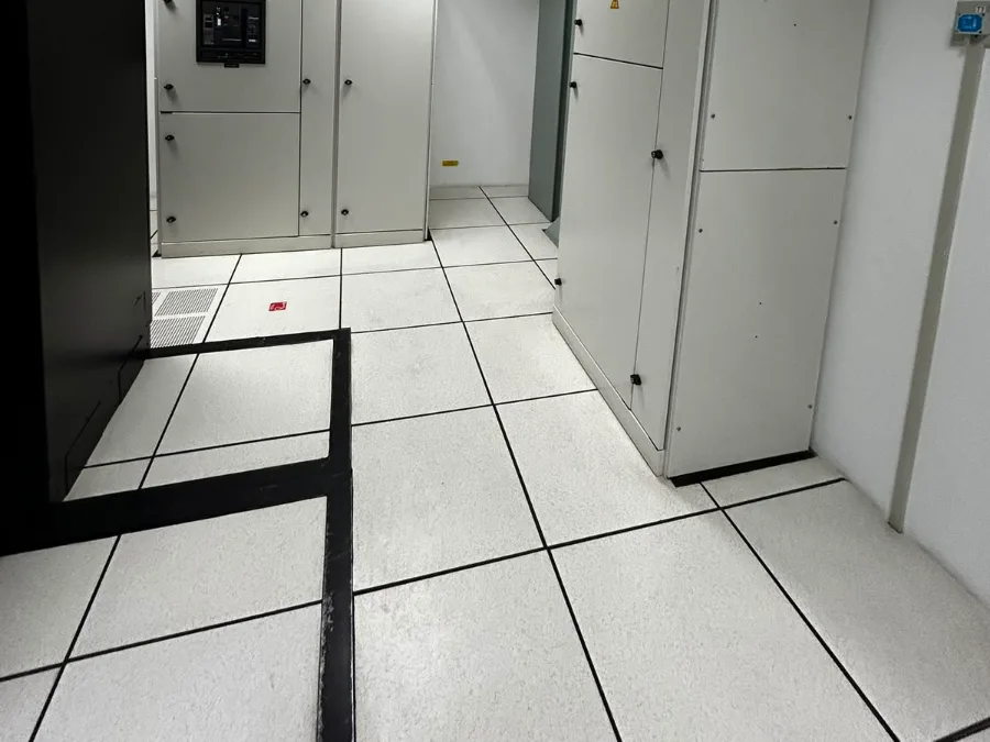 Sala de quadros gerais de baixa tensão em piso elevado